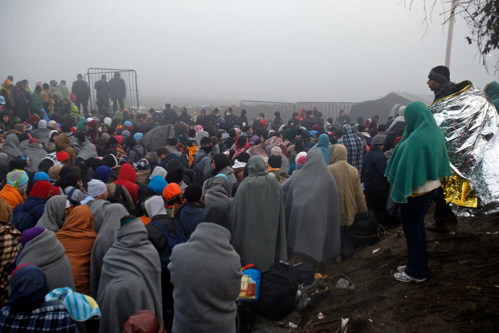 En las últimas horas unas 5 mil personas han cruzado la frontera eslovena procedentes de Croacia (AP)