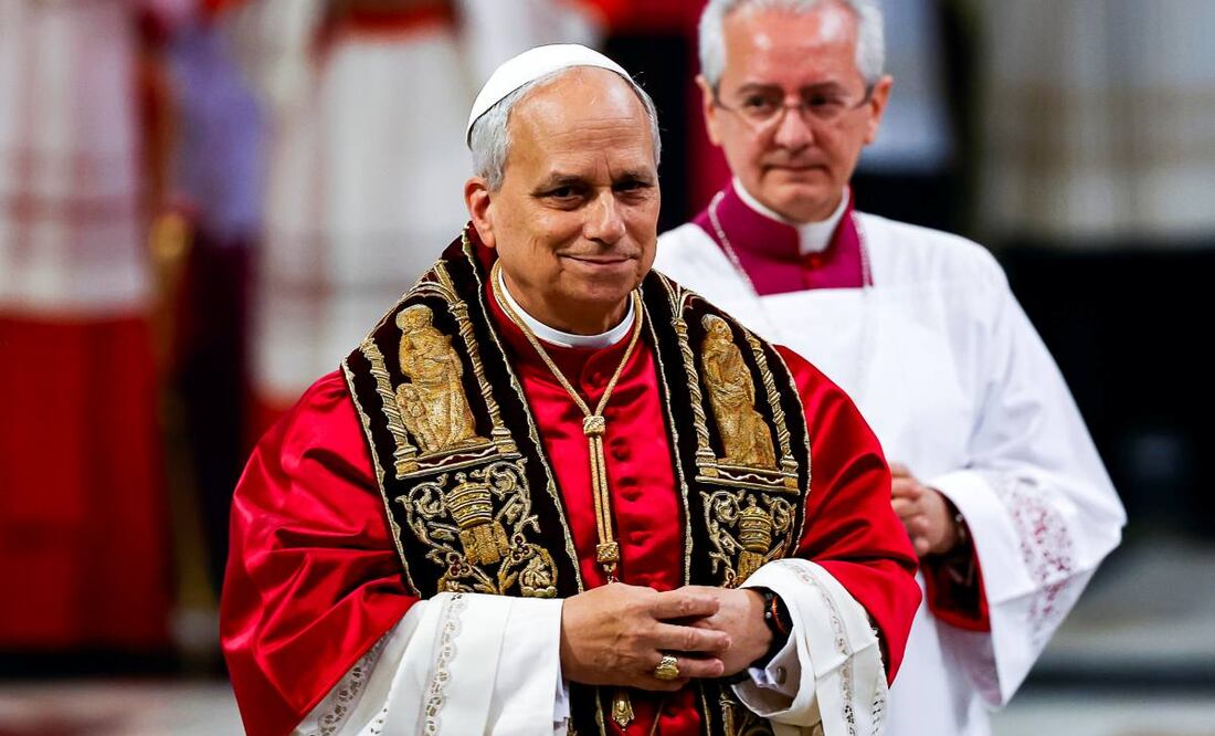 El papa León XIV (izq.) durante la visita de toma de posesión de la Basílica de San Pablo Extramuros, en Roma, Italia, el 20 de mayo de 2025. Foto: EFE