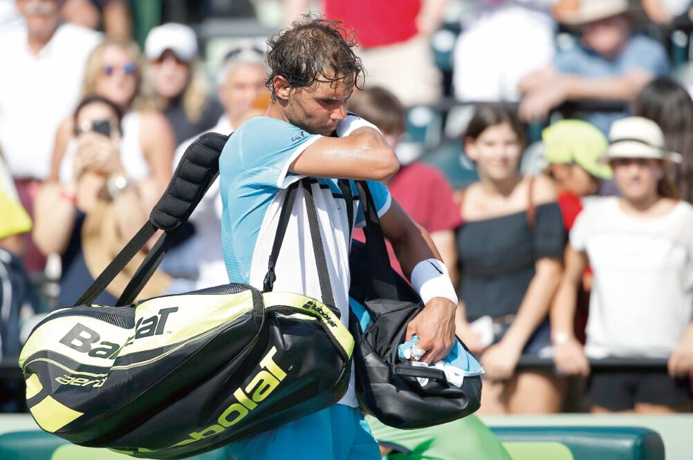 El español fue atendido en la cancha por probable baja de presión (GEOFF BURKE. USA TODAY SPORTS)