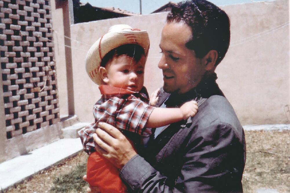 El presidente Enrique Peña Nieto dedicó un mensaje a su papá en Twitter: “Te extraño todos los días. Te amo, papá”. (FOTOS: TOMADAS DE REDES)