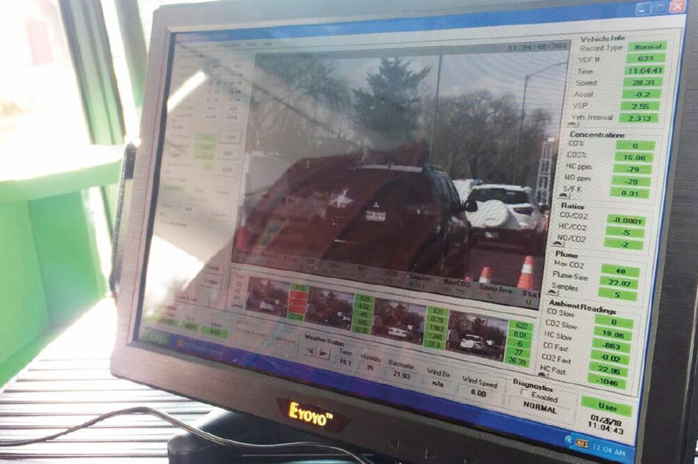 A través de un sensor y una cámara se toma una fotografía de la placa del auto y se detecta cada contaminante que emite la unidad. Foto: XIMENA GARCÍA. EL UNIVERSAL