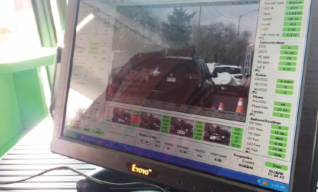 A través de un sensor y una cámara se toma una fotografía de la placa del auto y se detecta cada contaminante que emite la unidad. Foto: XIMENA GARCÍA. EL UNIVERSAL