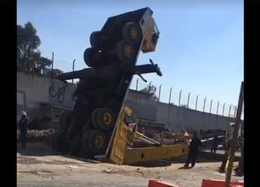 Grúa cae en zanja junto a Metro Martín Carrera