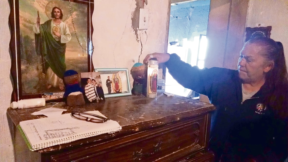 Guadalupe Guereca, madre de Sergio Adrián Hernández, habita una vieja casa de dos recámaras que un pariente le prestó, no tiene trabajo porque fue despedida del ayuntamiento donde laboraba. (FOTO:LUIS FIERRO. EL UNIVERSAL)