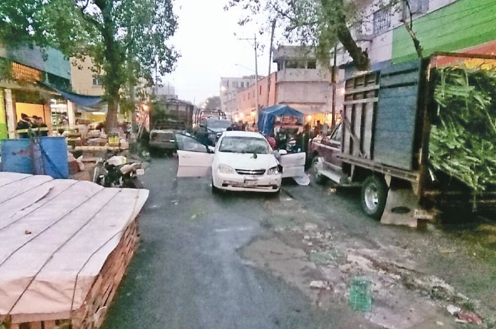 Violencia. Ayer por la madrugada, José Martín “N” arrolló a una persona, luego tiró un puesto ambulante y chocó contra dos vehículos más. Foto: ESPECIAL