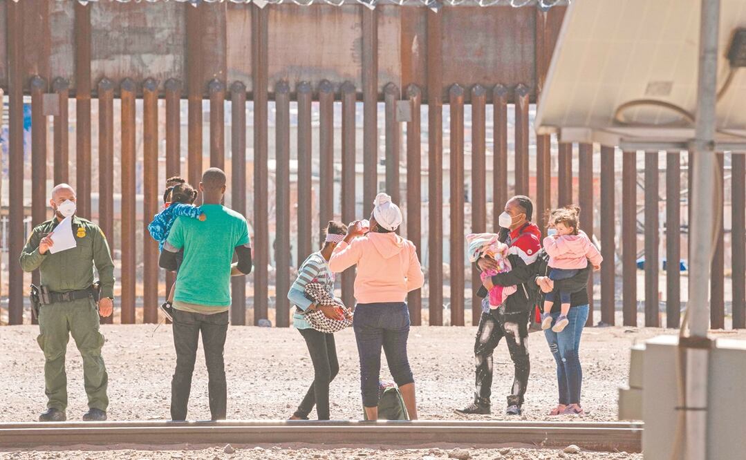 Un agente fronterizo detiene a un grupo de migrantes en El Paso, Texas. Foto: JUSTIN HAMEL. AFP