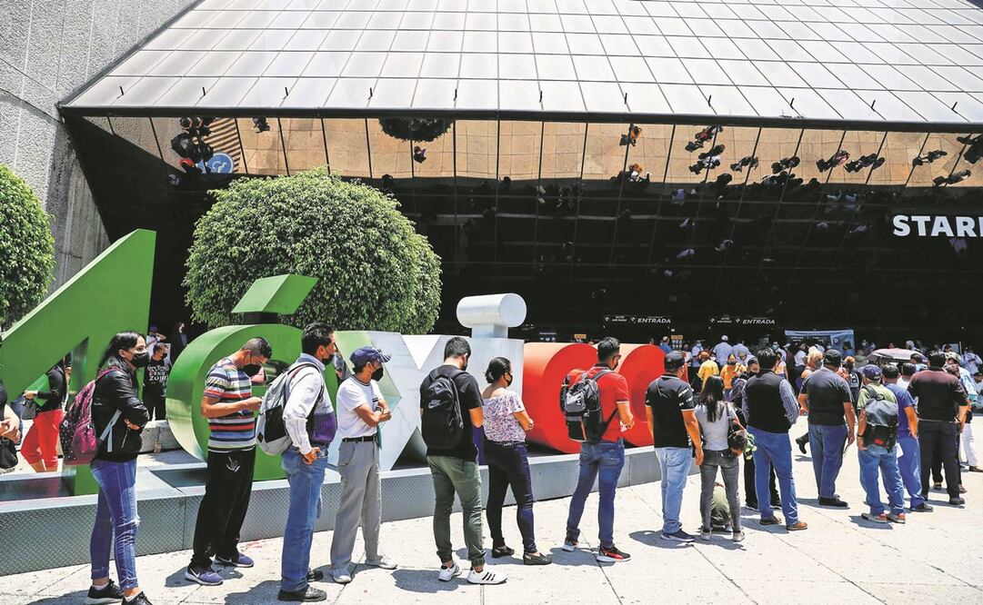 Contribuyentes en el SAT de El Caballito. Foto: Diego Simón/ EL UNIVERSAL.