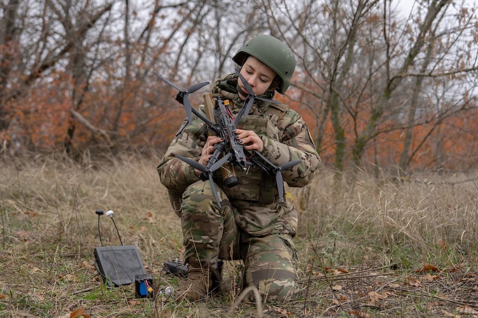 Monka, operador de drones FPV de la tercera brigada de asalto, ensambla un dron FPV durante una demostración para The Associated Press, el miércoles 5 de noviembre de 2025, en el óblast de Kharkiv. Foto: AP
