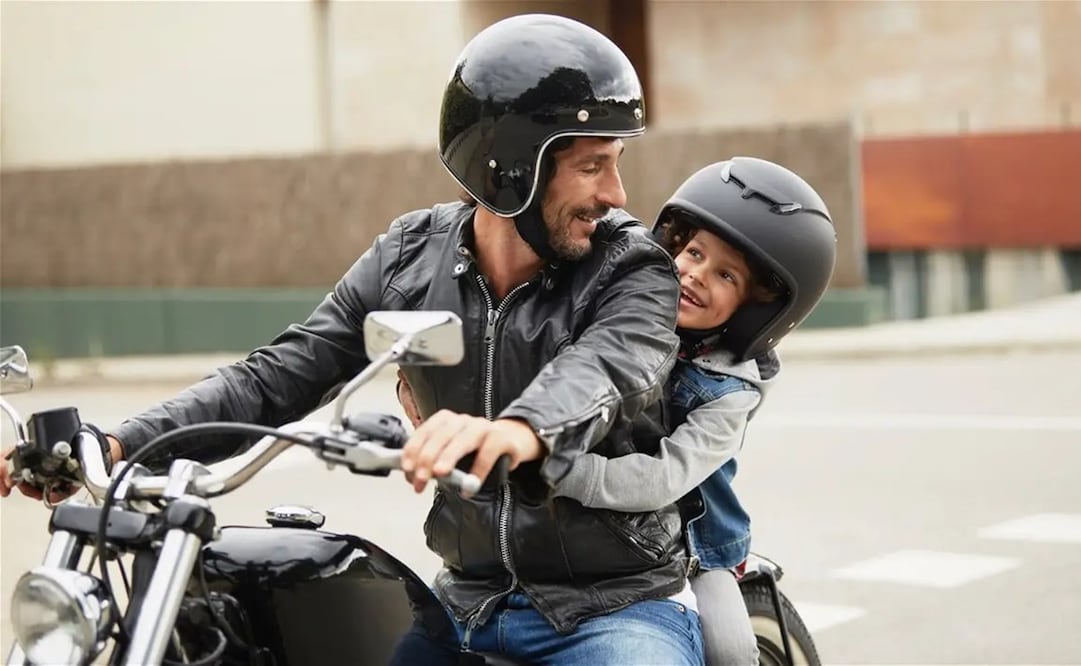Toma tus precauciones al viajar con niños en la moto. Foto: Shutterstock