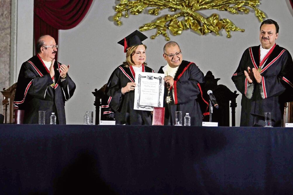 La procuradora recibió el nombramiento de Honor en el Palacio de Minería (GERMÁN GARCÍA. EL UNIVERSAL)