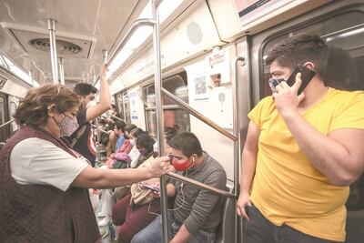Desinterés por el QR en el Metro: usuarios argumentan prisa y robo de datos