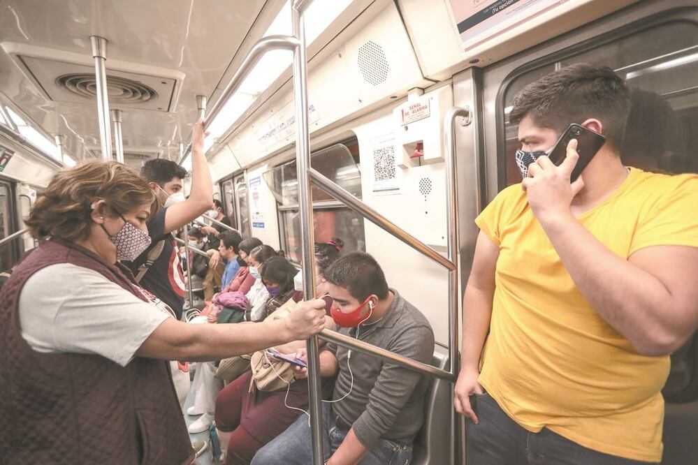 Este miércoles comenzó la instalación de códigos QR en 21 de los 46 trenes de la Línea 2 del Metro. En los siguientes días se colocarán las plantillas en los andenes de las 24 estac io n es. GERMÁN ESPINOSA. EL UNIVERSAL