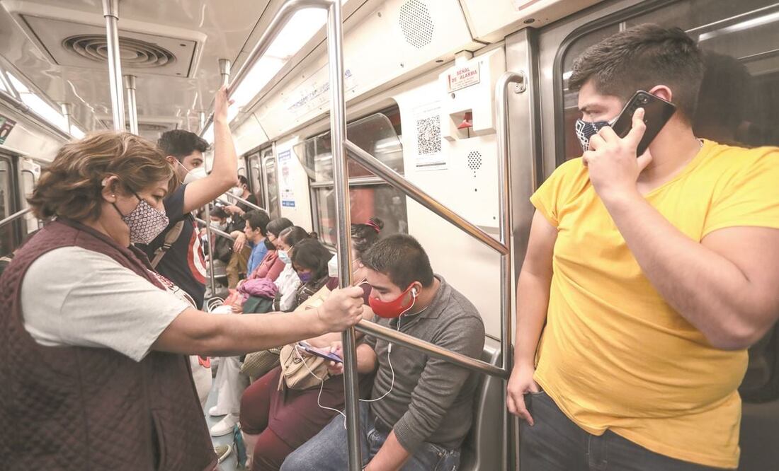 Este miércoles comenzó la instalación de códigos QR en 21 de los 46 trenes de la Línea 2 del Metro. En los siguientes días se colocarán las plantillas en los andenes de las 24 estac io n es. GERMÁN ESPINOSA. EL UNIVERSAL