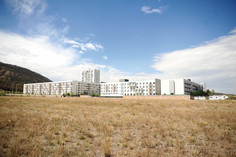 Para la edificación del inmueble, que hoy está descuidado, el gobierno estatal aportó 587 millones de pesos a través de la Inmobiliaria y Promotora de Vivienda de Interés Público del Estado (JORGE ALBERTO MENDOZA. EL UNIVERSAL)