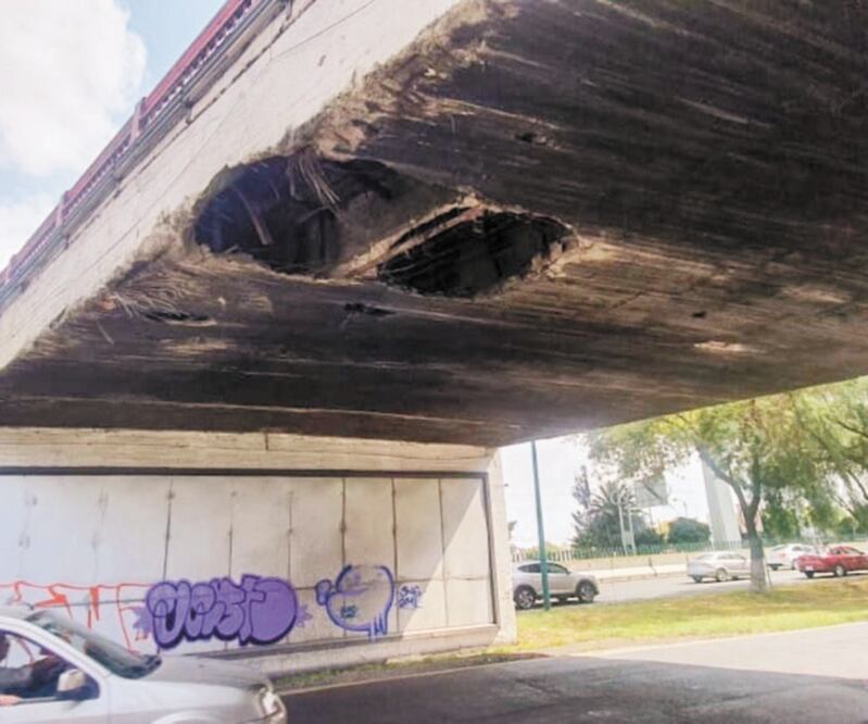 Vecinos acusan que el puente presenta grietas y humedad. ESPECIAL