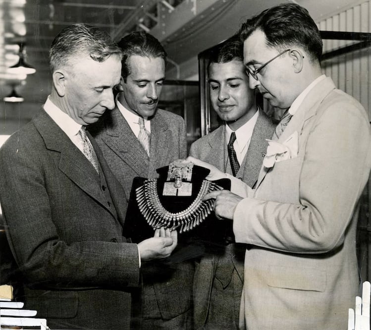 Además de dirigir excavaciones arqueológicas, el doctor Caso también realizó aportes al desciframiento de escrituras indígenas, y sus estudios sobre los pueblos indígenas lo llevaron a abordar el tema de la identidad nacional. ESPECIAL.