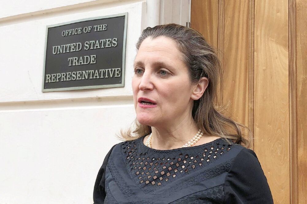 Chrystia Freeland, ministra de Relaciones Exteriores de Canadá, después de la reunión que sostuvo con Robert Lighthizer, representante comercial de EU (DAVID LAWDER. REUTERS)