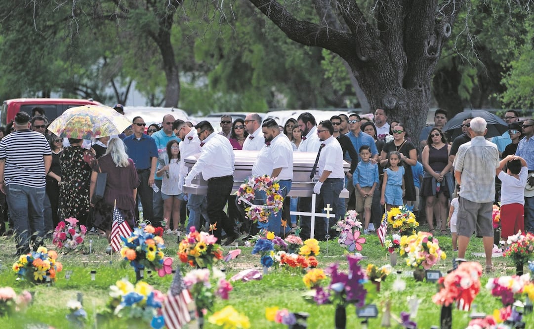Familiares, amigos y pobladores de Uvalde, Texas, dieron el último adiós a la niña Amerie Jo Garza, una de las víctimas que murió en la masacre en la escuela Robb. Foto: Jae C. Hong. AP