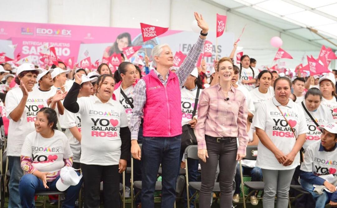 El mandatario mexiquense hizo la entrega del apoyo en compañía de su esposa y presidenta honoraria del Sistema para el Desarrollo Integral de la Familia de la entidad, Fernanda Castillo. Foto: Especial