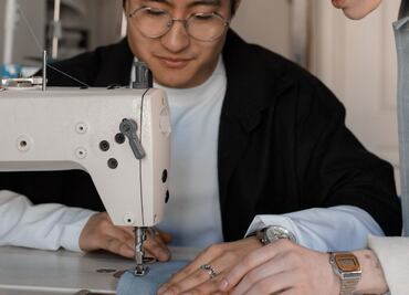 Joven filipino descubre su gran talento al coser un vestido para la graduación de su hermana porque no tenía dinero