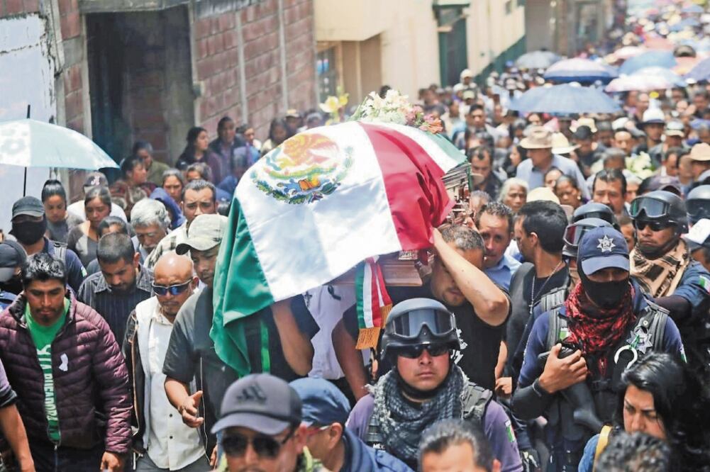 Cientos de personas de Nahuatzen acompañaron el féretro del edil David Eduardo Otlica a su llegada al municipio. Ayer fue enterrado en el panteón local. / CHARBELL LUCIO