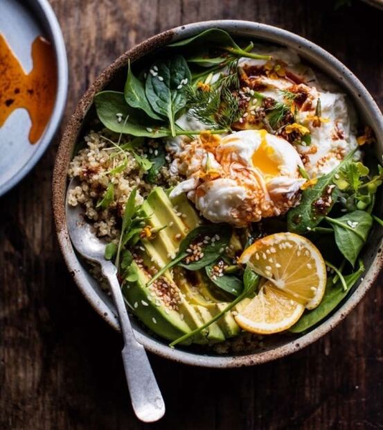 Bowl de huevo pochado con vegetales