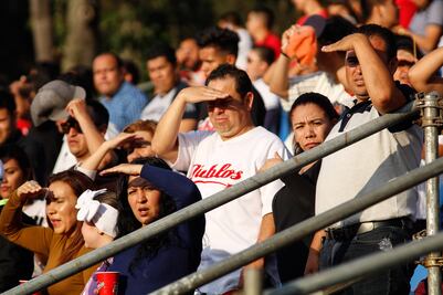 Diablos Rojos del México ayuda a aficionado a salir temprano de trabajar