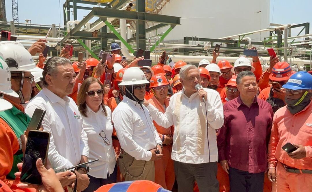 AMLO en recorrido de la Refinería de Tula Hidalgo, con Julio Menchaca, Rocío Nahle y trabajadores. Foto: Twitter @juliomenchaca_