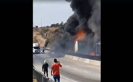 VIDEO: Reabren circulación en la autopista Arco Norte, tras choque e incendio de 2 tráileres