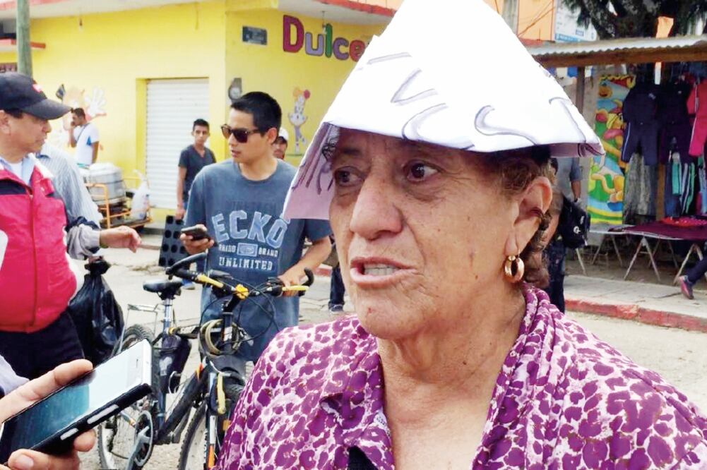María Dolores Guillén, directora de la escuela primaria Fray Matías de Córdova, fue rapada el martes. Dice estar en contra de la reforma educativa (FREDY MARTÍN. EL UNIVERSAL)