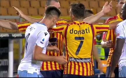 Futbolista de la Lazio es expulsado por morder a un rival