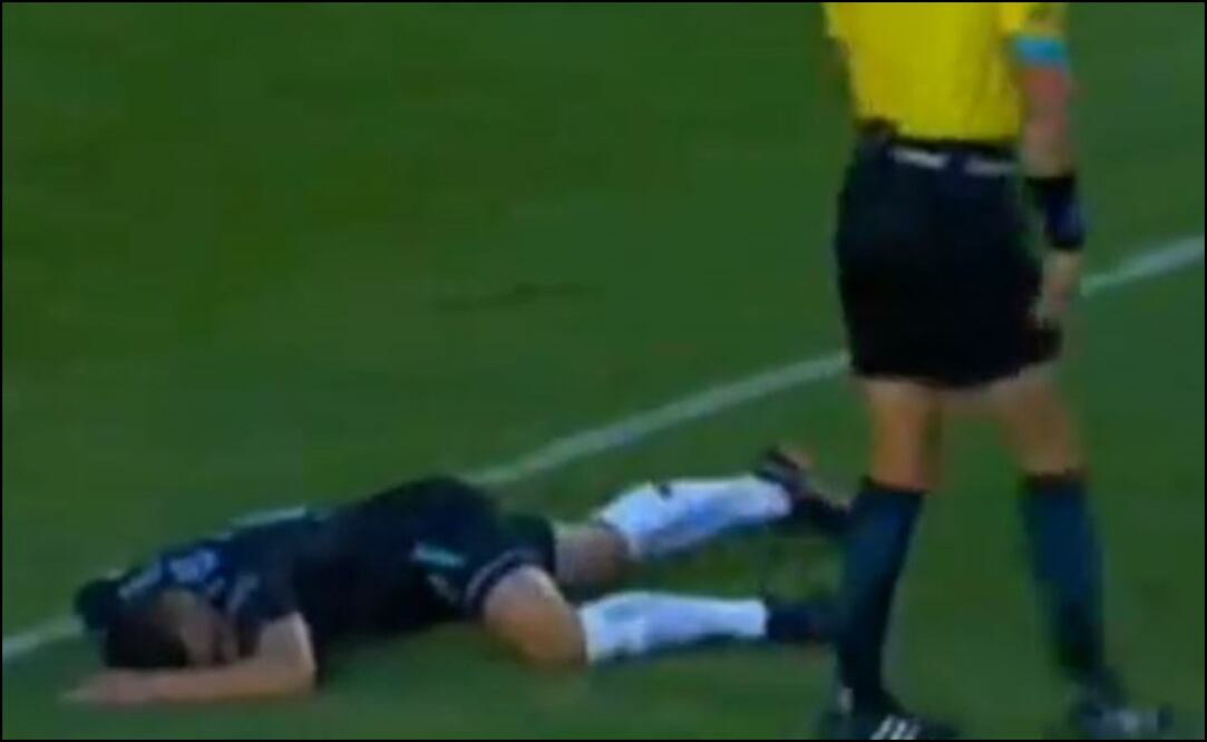 Imago7. Miguel Samudio noqueado tras recibir patada.