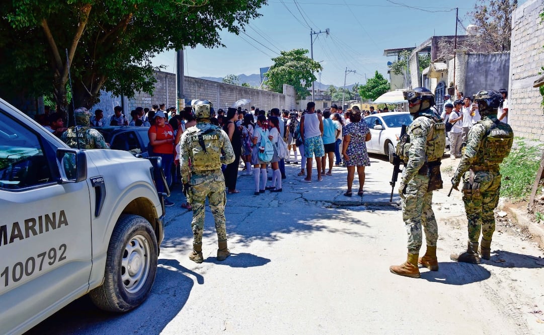 Elementos de la Marina resguardan la escuela Secundaria Técnica 104 del fraccionamiento Libertadores, luego de en la colonia La Mira suspendieron clases por diferentes hechos de violencia que han ocurrido. Foto: Carlos Alberto Carbajal / CUARTOSCURO