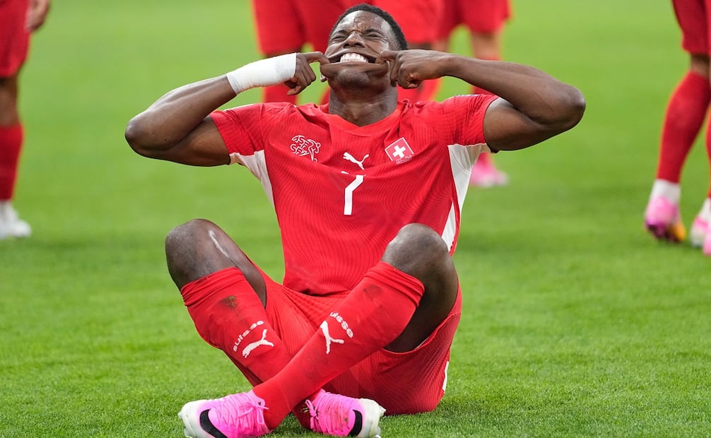 Breel Embolo celebra su gol ante Argelia. FOTO: AP