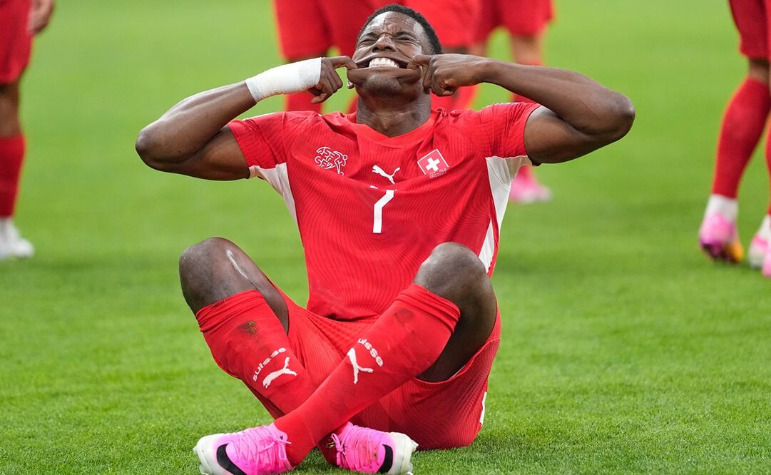 Breel Embolo celebra su gol ante Argelia. FOTO: AP