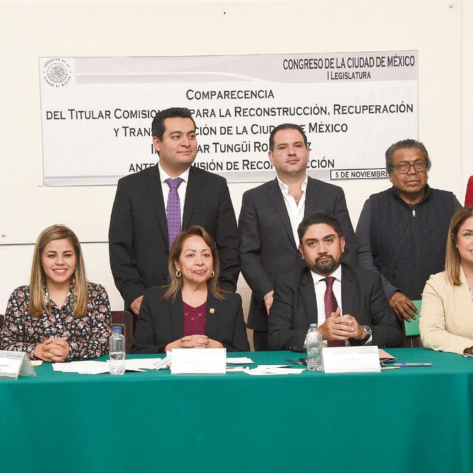 Durante su comparecencia, el comisionado para la Reconstrucción en la CDMX, Edgar Tungüí (al frente), dijo que está en discusión la obligatoriedad de contar con estudios de suelo y subsuelo para construir en Iztapalapa, Tláhuac y Xochimilco. (ESPECIAL)