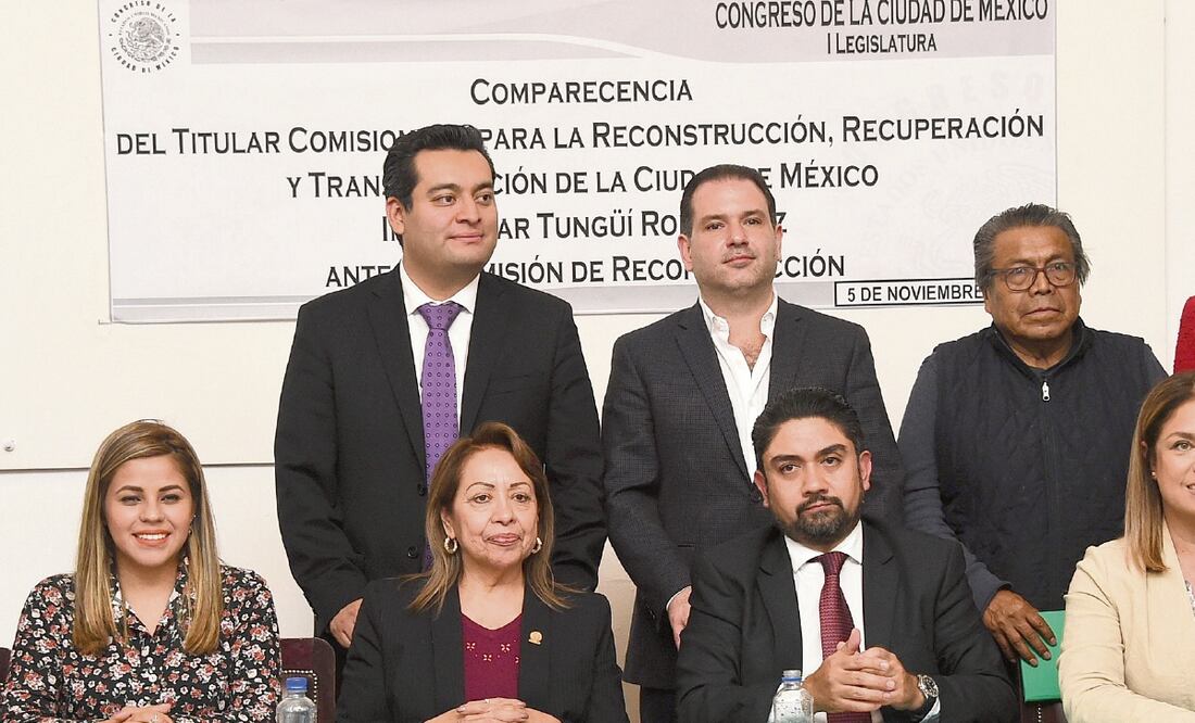 Durante su comparecencia, el comisionado para la Reconstrucción en la CDMX, Edgar Tungüí (al frente), dijo que está en discusión la obligatoriedad de contar con estudios de suelo y subsuelo para construir en Iztapalapa, Tláhuac y Xochimilco. (ESPECIAL)