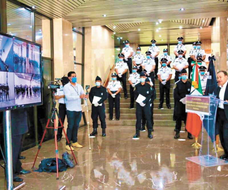 Alfonso Durazo, titular de la Secretaría de Seguridad, señaló a los graduados, vía remota, que la lucha contra la corrupción es la base. Foto: TOMADA DE TWITTER