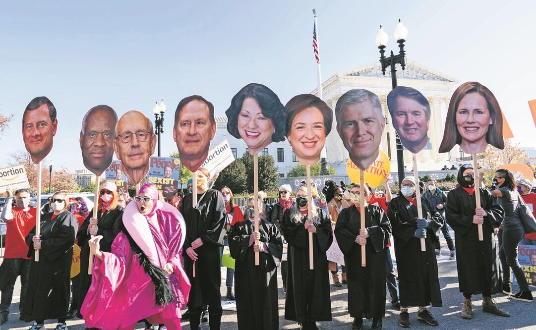 Defensores del derecho al aborto sostienen imágenes de los jueces de la Corte Suprema. Foto: Jose Luis Magana. AP