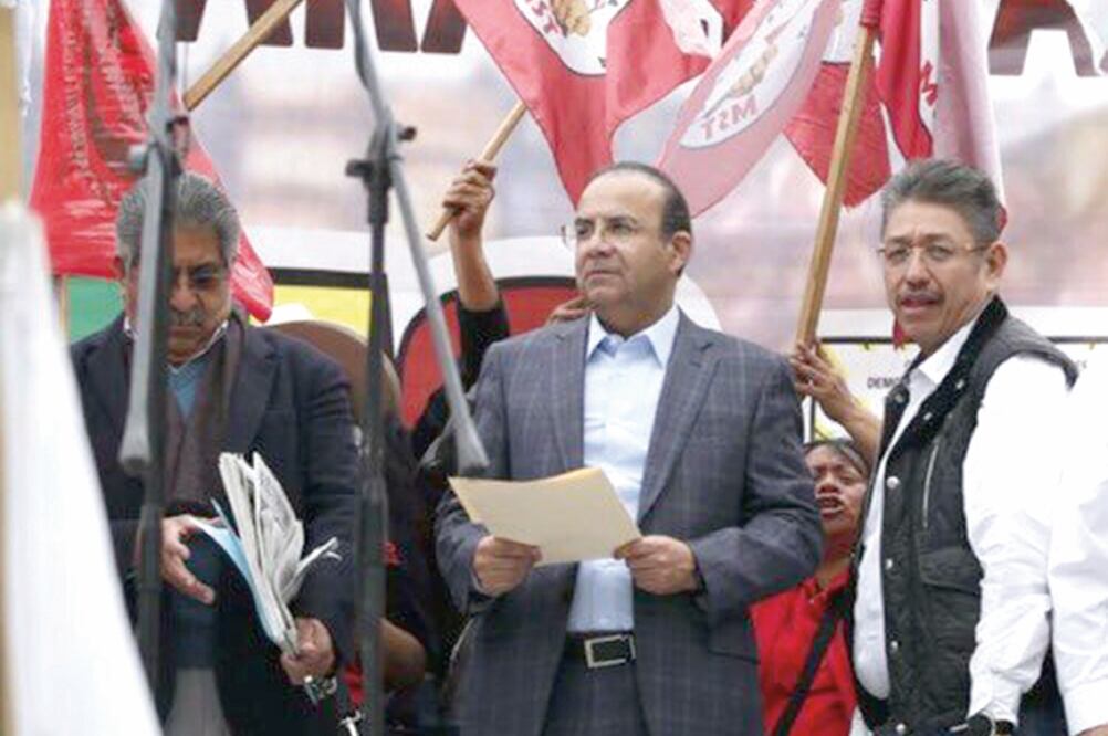 El secretario de Gobernación, Alfonso Navarrete Prida, se subió al templete para dialogar con los líderes agrarios. (TOMADA DE TWITTER)