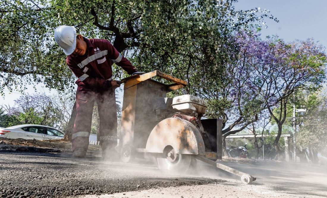 Desde temprano, la cuadrilla de 20 trabajadores comenzó las labores para reparar los baches existentes en las distintas calles de la alcaldía de Tlalpan. Foto: Yaretzy M. Osnaya / EL UNIVERSAL