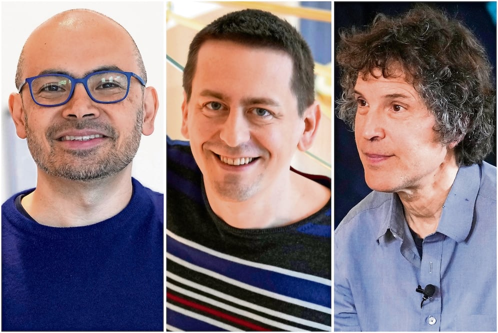 El británico Demis Hassabis, y los estadounidenses John M. Jumper y David Baker, los galardonados este año por la Academia sueca.  Foto: de Alastair Grant y Lindsey Wasson. AP