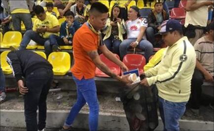 Barra del América limpió la basura del Estadio Azteca