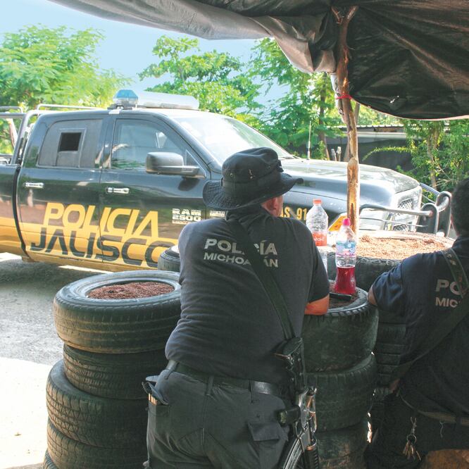 La Policía de Michoacán y la municipal se instalaron en una barricada del lado de Tepalcatepec, donde realizan recorridos por caminos y rancherías, mientras la Policía Jalisco patrulla hasta Ciudad Guzmán la carretera que comunica a ambas entidades. 