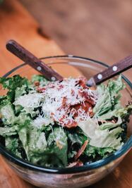 Aprende a preparar la ensalada César