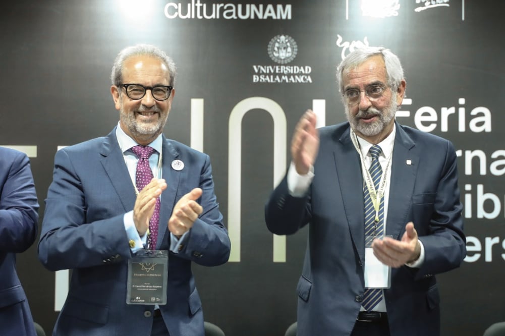 Daniel Hernández Ruipérez, rector de la Universidad de Salamanca, y Enrique Graue, rector de la UNAM, durante la ceremonia de inauguración de la Feria. (GERMÁN ESPINOSA. EL UNIVERSAL)