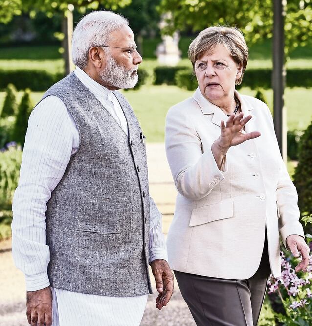 Diálogo. La canciller Angela Merkel se reunió ayer con el primer ministro indio, Narendra Modi, en Alemania (FILIP SINGER. EFE)