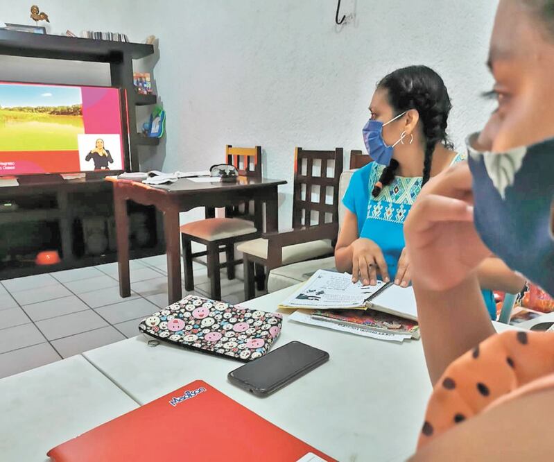 Con mucho esfuerzo, la familia de Beula Getziba compró una televisión para que la niña continuara sus estudios. Su profesora, Rosario, se ofreció a visitarla para ayudarle con tareas y resolver sus dudas. ROSELIA CHACA. EL UNIVERSAL