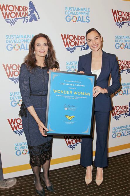 Las dos mujeres maravilla, Linda Carter y Gal Gadot, recibieron la placa. (FOTO: MARION CURTIS. AP)