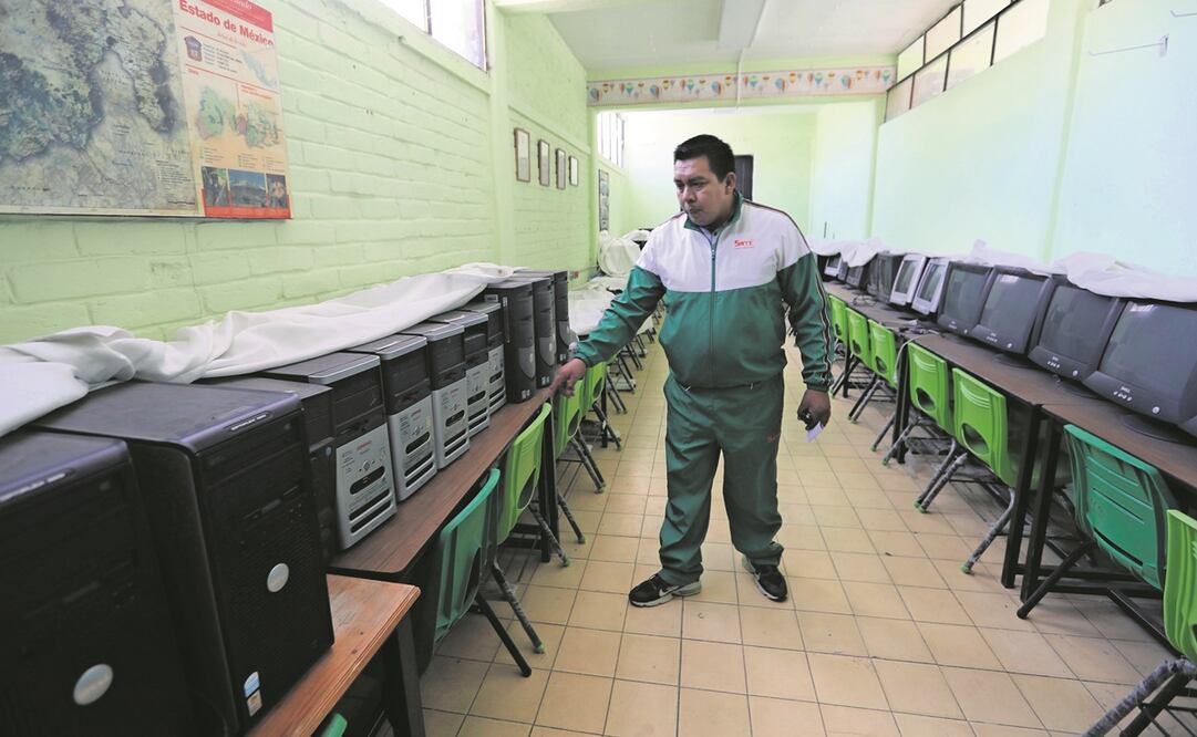 El director David García mostró las instalaciones de la escuela Vasco de Quiroga. Sobresalen computadores con sistema operativo de 2001, humedad en paredes y filtraciones de agua. 